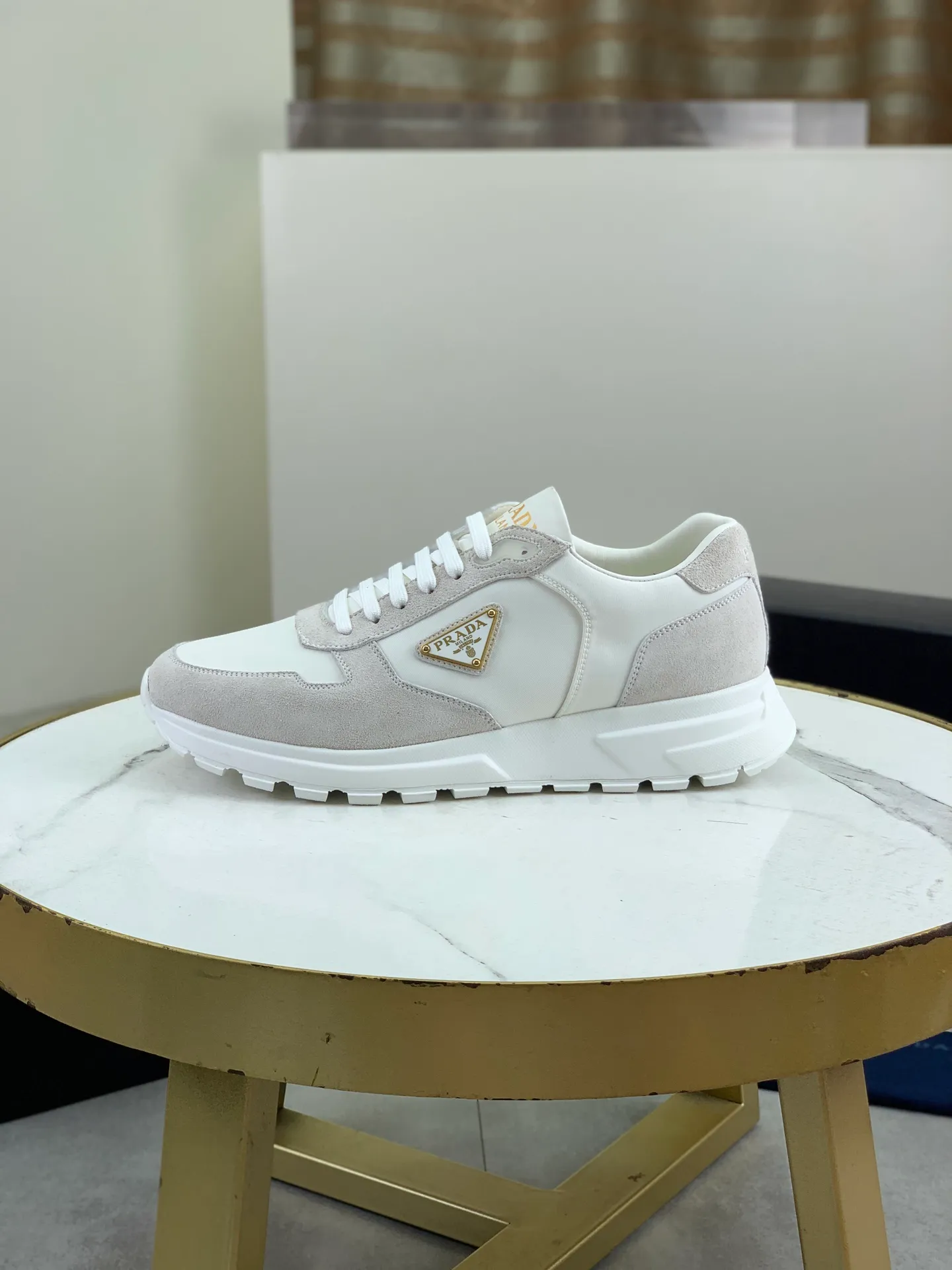 Factory price P680, top version, original order PRADA Prada's new casual sports shoes, original purchase, development and production, Prada men's classic series, technical breathable fabrics with cowhide, casual sports shoes, casual shoes, sports dad shoes, combined with high-tech breathable materials and cowhide, P's exclusive button decoration on the side. The outsole is full of P italic design and bright colors to show vitality and continue the brand design inspiration. Stroll around the city lightly and feel free and comfortable. Exquisite packaging at the delivery counter 🛍📦 ▪️Fabric: Original customized pebbled calfskin ▪️Inner lining: Cowhide lining ➕Cowhide feet ▪️Outsole: Mold evacuated PU+TPU material ▪️Sole thickness: 3.5CM ▪️Size: Men's 39-45 (38 46 can be customized) 2️⃣ colors available